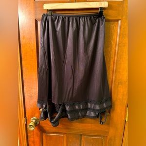 💜 LADY MANHATTEN VTG Black nylon half slip, damaged. Hem is torn. Size 1x. AS IS